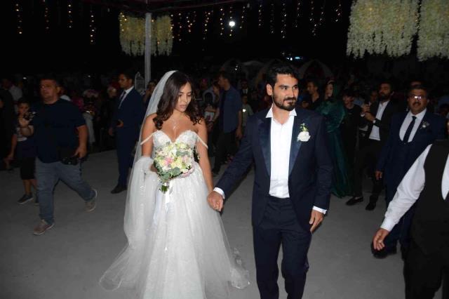 Dünyaca ünlü futbolcu İlkay Gündoğan, Balıkesir'de düğün yaptı! Yabancı gelin yoğun ilgiden rahatsız oldu Dünyaca ünlü futbolcu İlkay Gündoğan, Balıkesir'de düğün yaptı! Yabancı gelin yoğun ilgiden rahatsız oldu