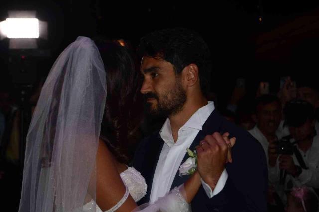 Dünyaca ünlü futbolcu İlkay Gündoğan, Balıkesir'de düğün yaptı! Yabancı gelin yoğun ilgiden rahatsız oldu Dünyaca ünlü futbolcu İlkay Gündoğan, Balıkesir'de düğün yaptı! Yabancı gelin yoğun ilgiden rahatsız oldu