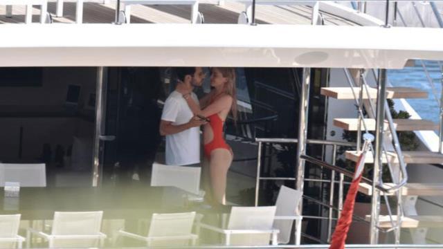 Hakan Sabancı yeni aşkıyla tekne keyfi yaptı