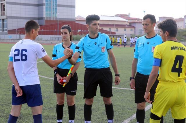 Hakem, maçın 10. dakikasında oyunu durdurup çizgi kenarındaki kadın hakeme evlenme teklif etti Hakem, maçın 10. dakikasında oyunu durdurup çizgi kenarındaki kadın hakeme evlenme teklif etti
