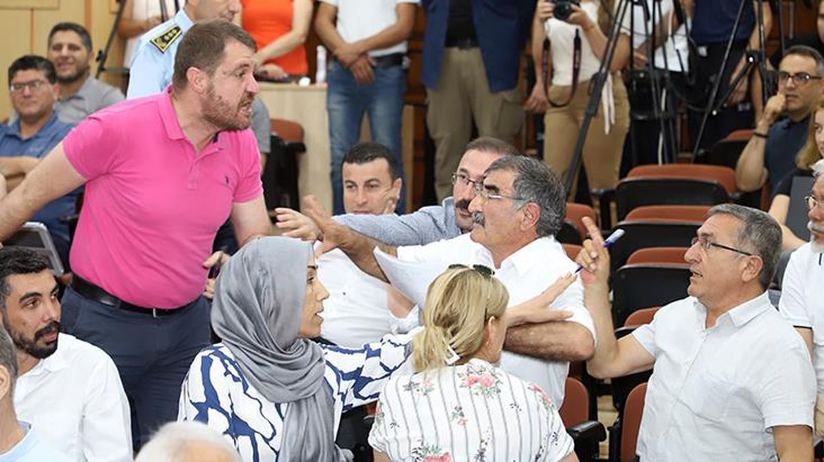 Akdeniz Belediye Meclisi'nde 'PKK' gerginliği! 'Yazıklar olsun sizin gibi Kürtlere' lafı ortalığı karıştırdı