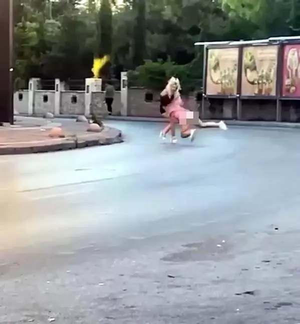 İki kadın sokak ortasında saç saça kavga etti! Üstlerinin açılmasına bile aldırış etmediler