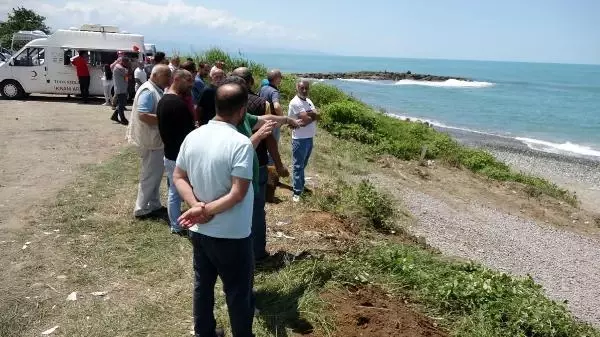 Dalgalı denizde kaybolan İsmail, ekiplerin uyarısıyla sudan çıkıp daha sonra tekrar suya atlamış