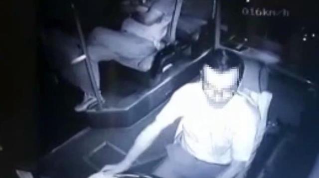 İETT otobüsü manevra yaptı, düşen yolcu bel kemiğini kırdı! O anlar kamerada İETT otobüsü manevra yaptı, düşen yolcu bel kemiğini kırdı! O anlar kamerada