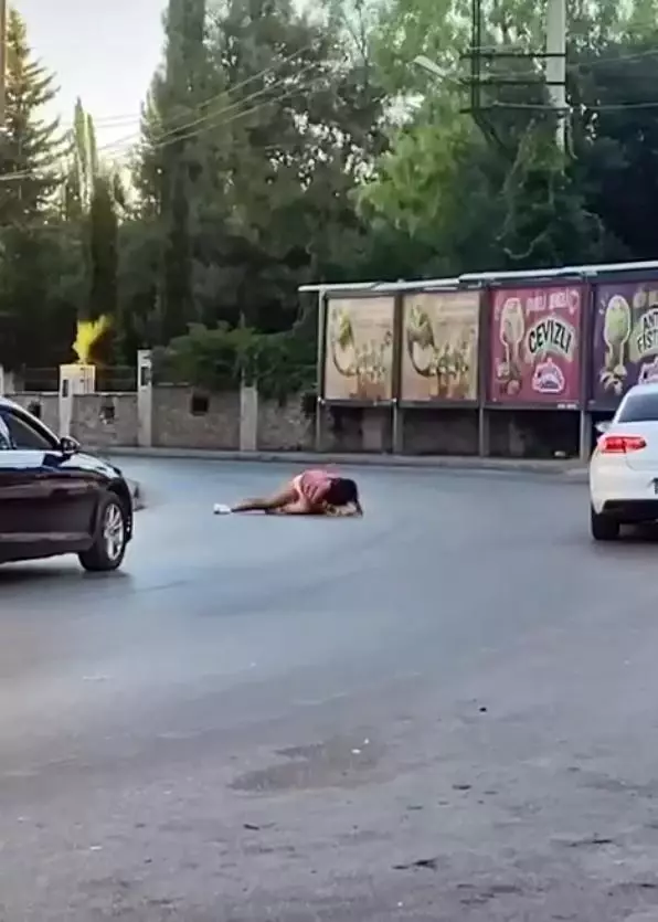 İki kadın sokak ortasında saç saça kavga etti! Üstlerinin açılmasına bile aldırış etmediler