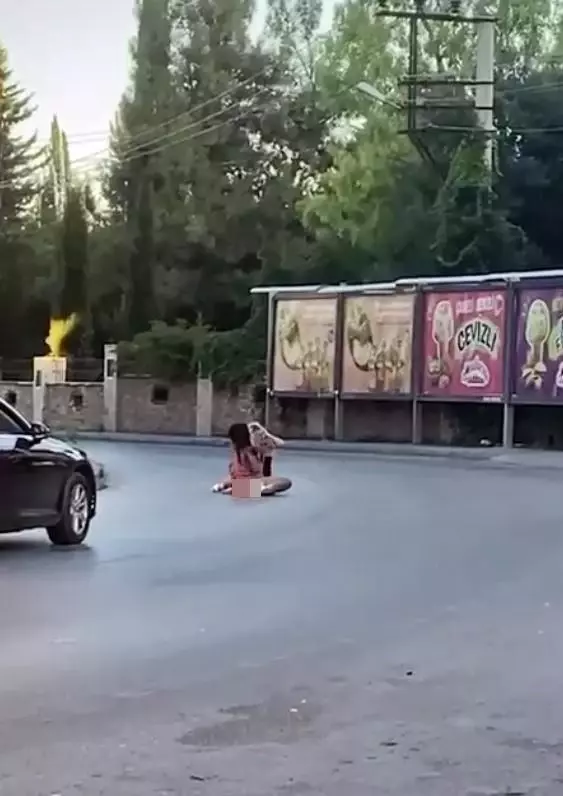 İki kadın sokak ortasında saç saça kavga etti! Üstlerinin açılmasına bile aldırış etmediler