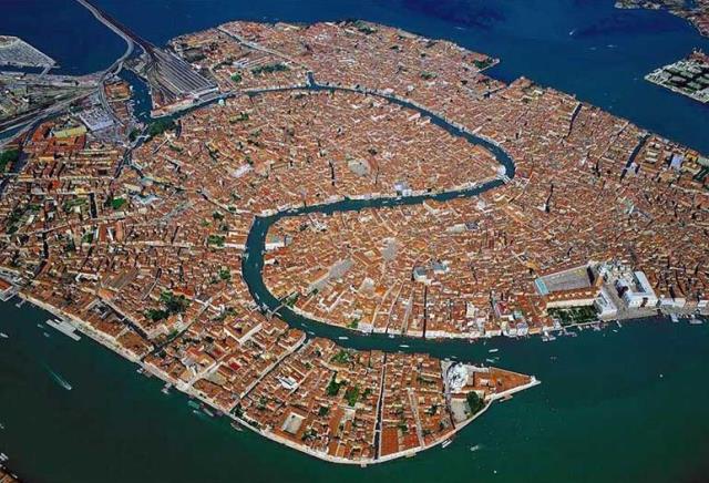 İtalya'nın turistik kenti Venedik'in kalp şeklinde olduğu iddiası