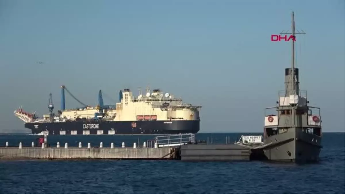 Karadeniz gazı için derin denizde boru serimi yapacak gemi, Çanakkale Boğazı'ndan geçti
