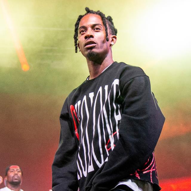 Ünlü rapçi Playboi Carti, konserinde sahneden düştü
