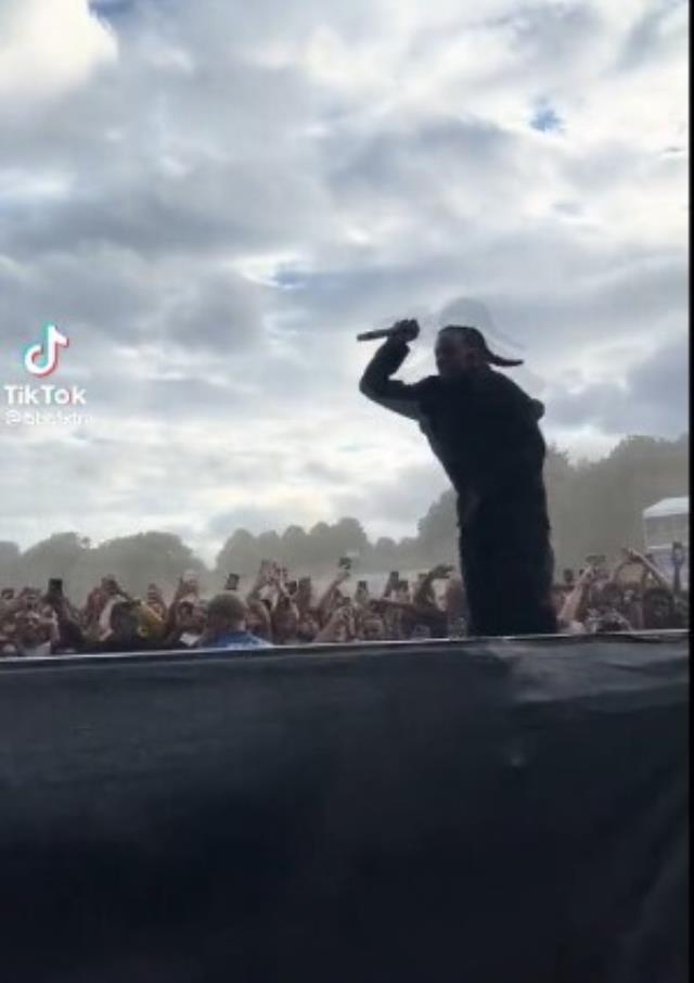 Ünlü rapçi Playboi Carti, konserinde sahneden düştü