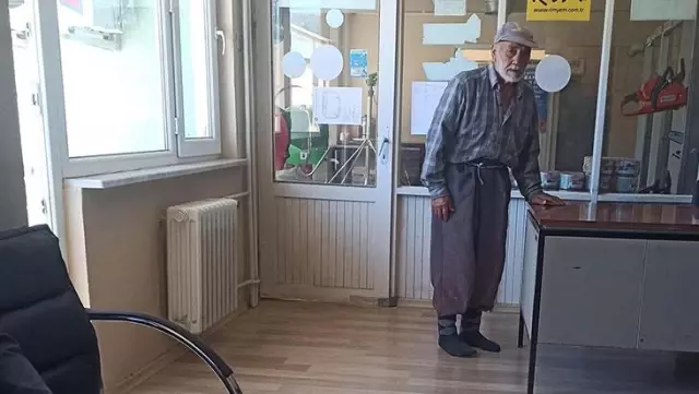 'Yerler kirlenmesin' diye çamurlu ayakkabılarını kooperatife girerken çıkardı