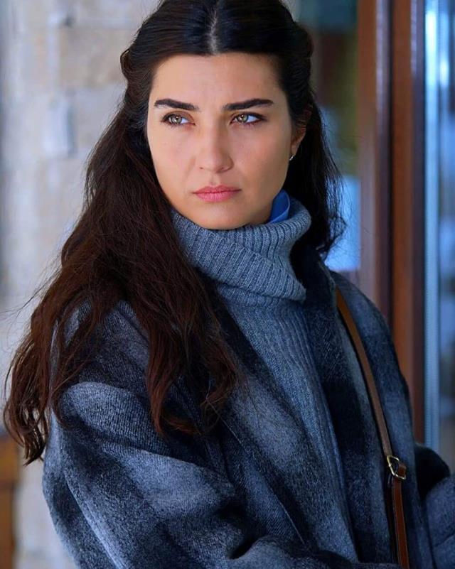 Yıllardır doğal güzelliği savunan Tuba Büyüküstün de estetik yaptırdı