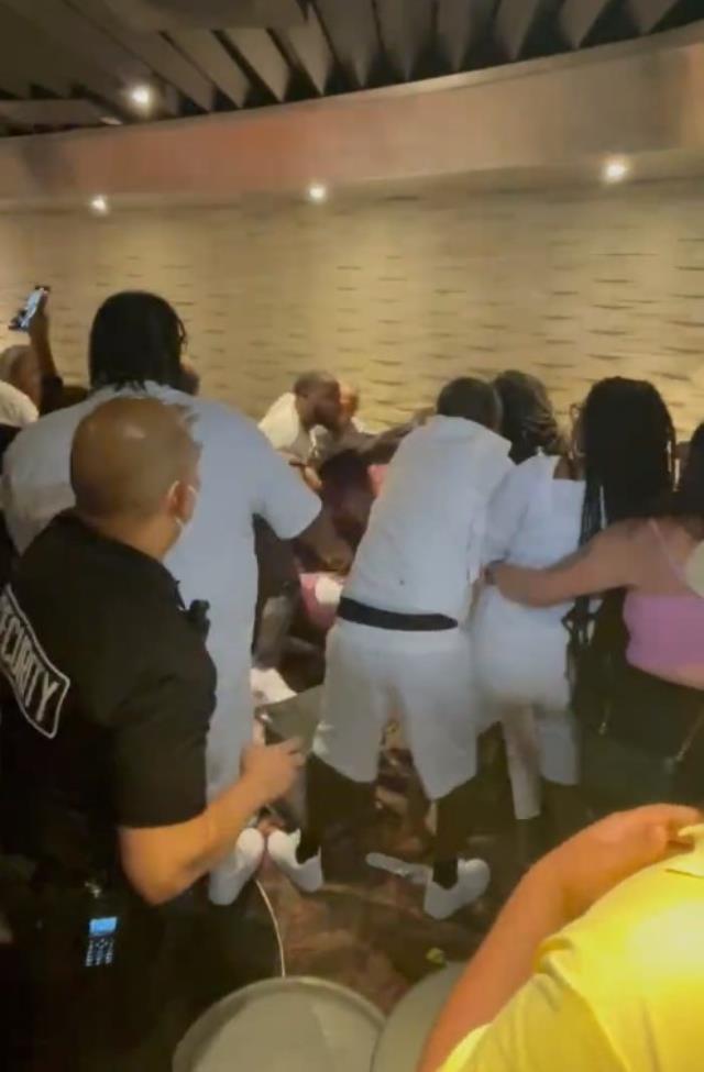 Yolcu gemisi grup ilişki iddiasıyla karıştı! Sahil güvenlik ekipleri yolcuları zor ayırdı