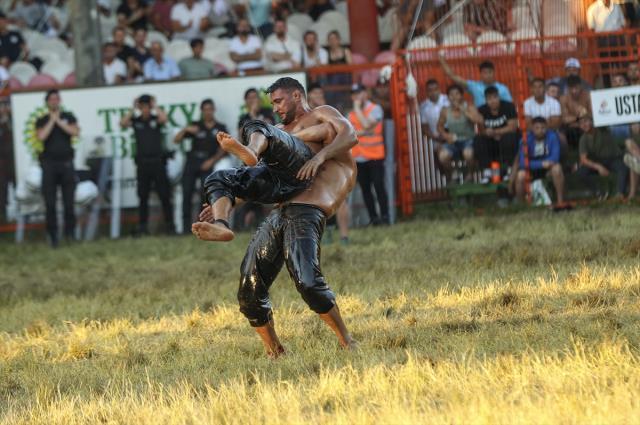 Altın kemeri alan başpehlivanın antrenman metodu hayvanseverleri ayağa kaldıracak Altın kemeri alan başpehlivanın antrenman metodu hayvanseverleri ayağa kaldıracak