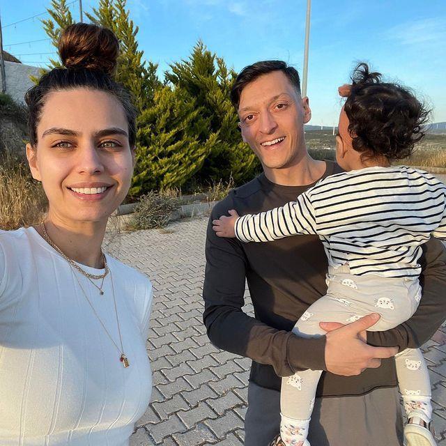 Amine Gülşe'den karnı burnunda poz