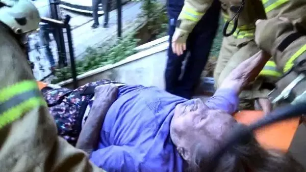 Alev kapanından mucize kurtuluş! 97 yaşındaki kadının sedyedeki hareketi görenleri üzdü Alev kapanından mucize kurtuluş! 97 yaşındaki kadının sedyedeki hareketi görenleri üzdü