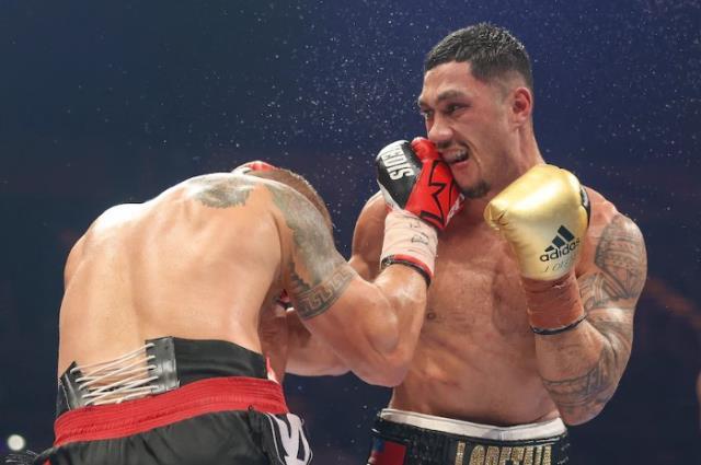 İnanılmaz ama gerçek! Ünlü boksörün çenesi dağıldı, yine de maçı bırakmadı