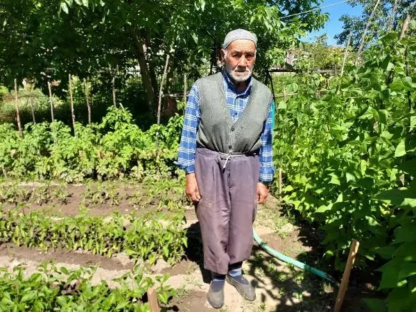 Kooperatife girerken ayakkabılarını çıkaran çiftçi: Çalışanlar silmekle uğraşmasın, dedim