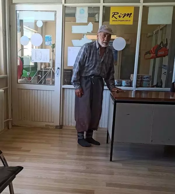 Kooperatife girerken ayakkabılarını çıkaran çiftçi: Çalışanlar silmekle uğraşmasın, dedim