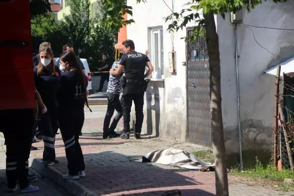 Mutfaktaki yangında kıyafetleri tutuşunca canından oldu