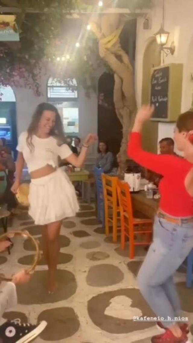 Serenay Sarıkaya eline tef alıp göbek attı, sevgilisi Umut Evirgen hayranlıkla izledi