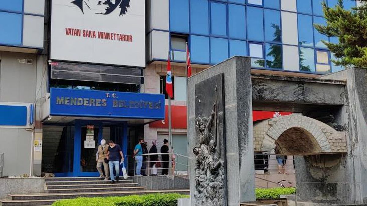 Son Dakika: Yolsuzluk operasyonu kapsamında Menderes Belediye Başkanı Mustafa Kayalar gözaltına alındı