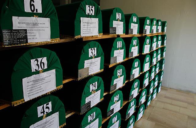 Tarihin en büyük katliamı Srebrenitsa'da hayatını kaybeden 50 kişi daha son yolculuğuna uğurlanıyor