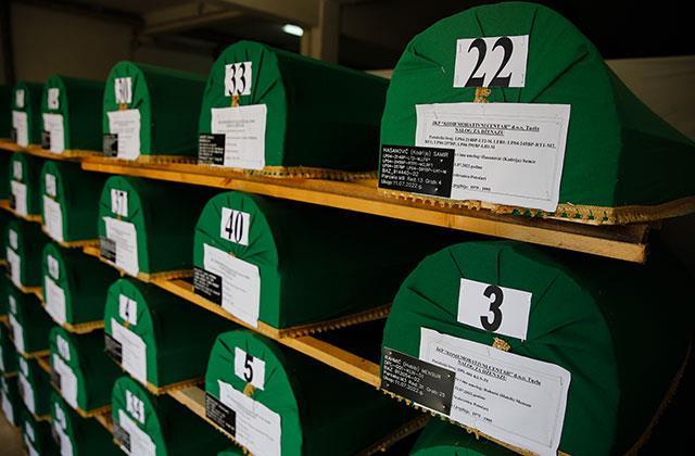 Tarihin en büyük katliamı Srebrenitsa'da hayatını kaybeden 50 kişi daha son yolculuğuna uğurlanıyor