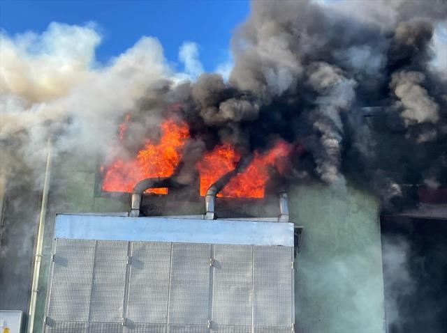 Uşak'ta tekstil fabrikasında yangın çıktı! Ekipler yangına müdahale için harekete geçti