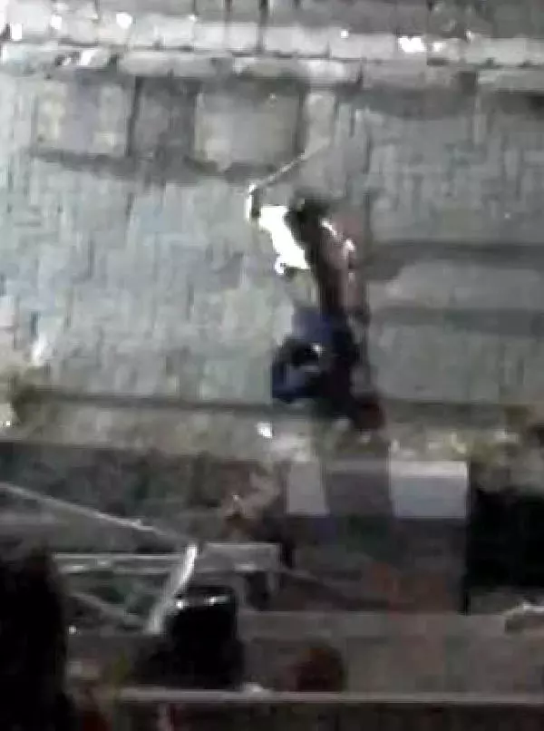 Avcılar'da gece saatlerinde ilginç olay! Kız çocuğu, elindeki sopayla takım elbiseli adamı kovaladı