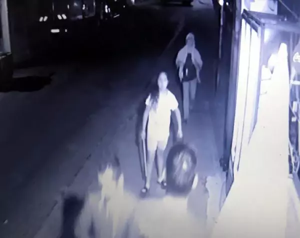 Avcılar'da gece saatlerinde ilginç olay! Kız çocuğu, elindeki sopayla takım elbiseli adamı kovaladı