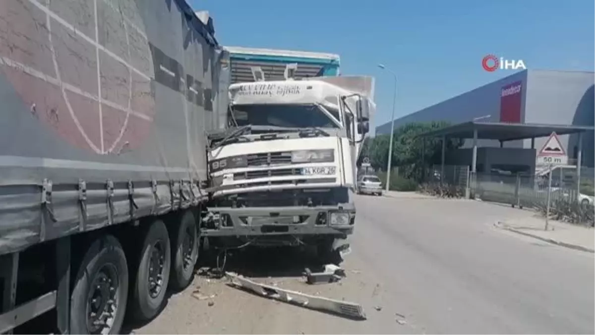 Hurdaya dönen tırdan burnu bile kanamadan kurtuldu