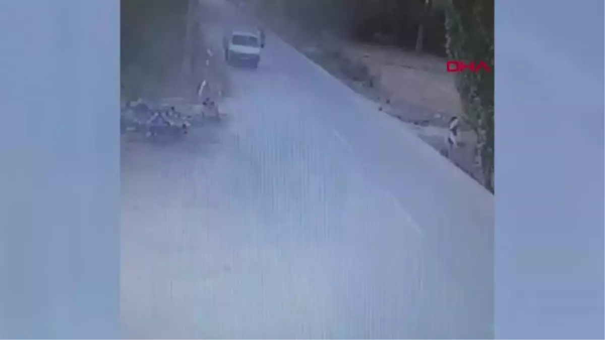 Son dakika haber! Kamyonetle motosikletin çarpıştığı kaza kamerada