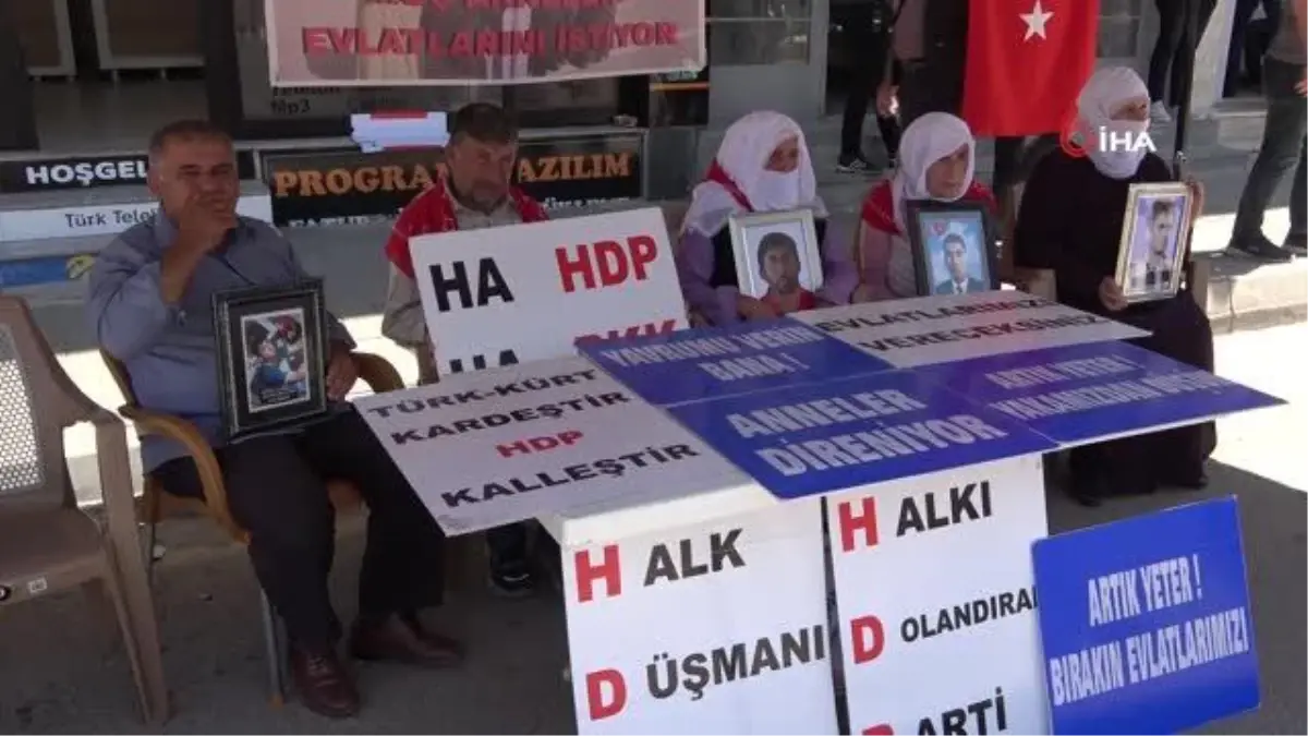 Muş'ta evlat nöbetindeki anneler bir bayrama daha gözü yaşlı giriyorBayramı evlat hasretiyle karşılayan annelerin kelimeleri boğazlarında...