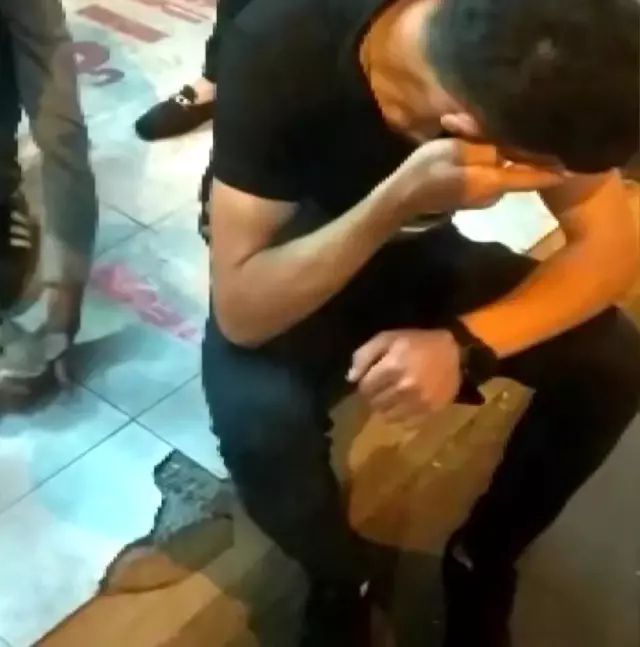 Bisikletin çarptığı köpek öldü, sahibi başına çöküp hıçkıra hıçkıra ağladı