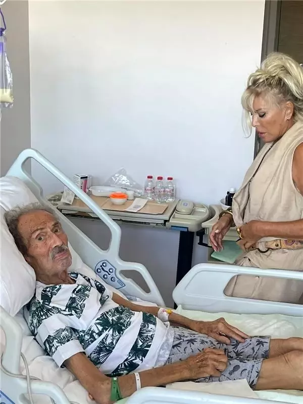 Vefalı Ajda! İlham Gencer'i Hastanede Ziyaret Etti Vefalı Ajda! İlham Gencer'i Hastanede Ziyaret Etti