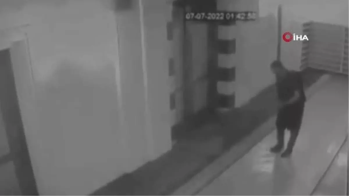 Camiye benzin dökerek böyle ateşe verdi