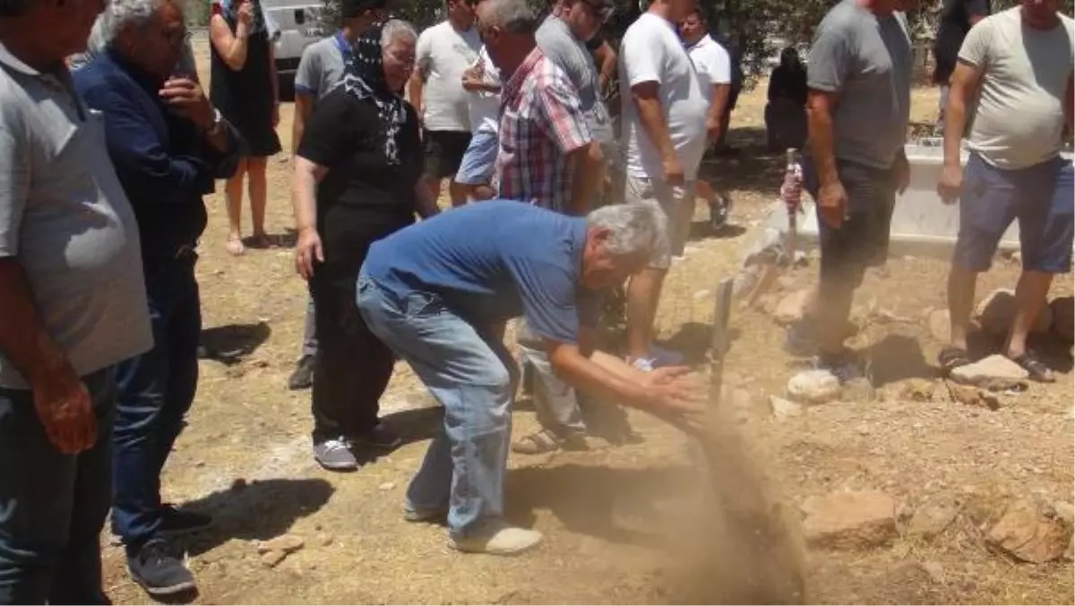 Öldürdükten sonra cesedini yaktılar, acılı baba oğlunun mezarına elleriyle toprak attı