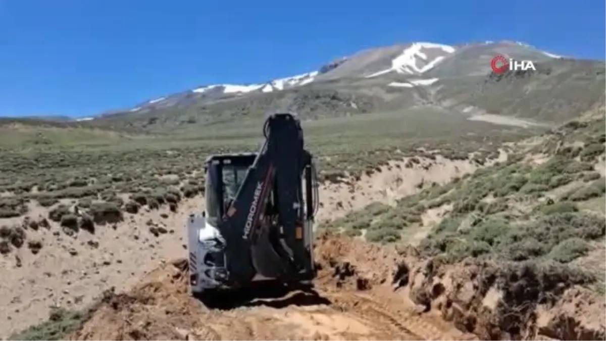 Dağcılar için Süphan Dağı'nda yol açma çalışması