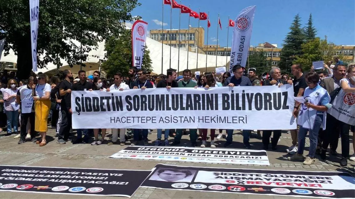 Ekrem Karakaya'nın öldürülmesine tepki gösteren sağlık çalışanları iş bıraktı: 'Elimde silah yok. Önlüğüm var sadece... Bırakın bizi!'