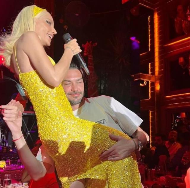 Gülşen konserinde yine yerinde duramadı! Önce erkek arkadaşının kucağına çıktı sonra Edis'la kalça dansı yaptı