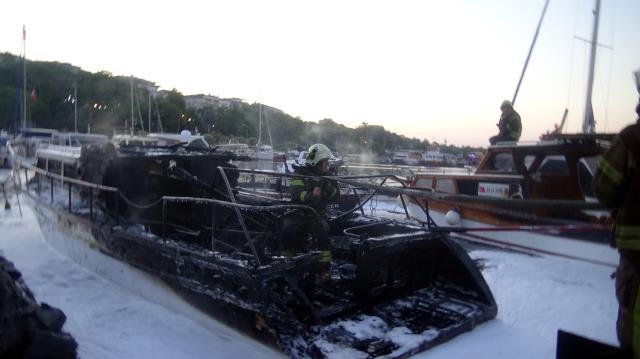 İstanbul'da 7 tekne alev alev yandı İstanbul'da 7 tekne alev alev yandı
