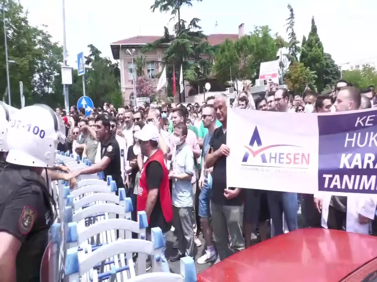 İstanbul'da Polis, Sağlıkçıların Yürüyüşünü Engelleyemedi: 'Sağlık Emekçilerine En Ufak Zarar Gelmesine Tahammülümüz Yok'