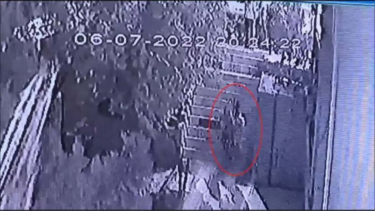 KAÇIRDIĞI AVUKAT EŞİNİ VE 3 YAŞINDAKİ KIZINI EMNİYETE GETİRİP TESLİM OLDU