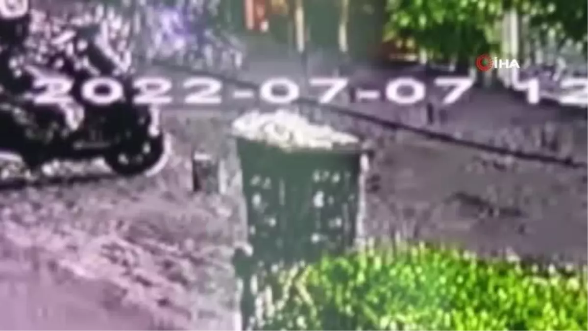 Kağıthane'de kuyumcu soygunu... Şüphelilerin motosikletle kaçtığı anlar kamerada