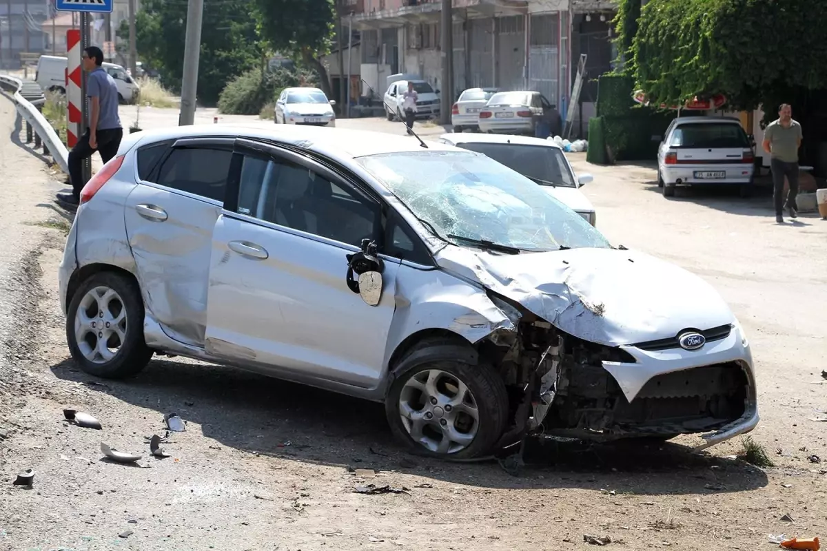 Son dakika: Kontrolden çıkan otomobil ışıkta bekleyen motosikletlere çarptı: 3 yaralı