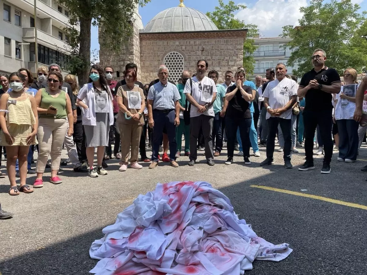 KIRKLARELİ - Konya'da görevli doktorun hasta yakınınca öldürülmesi Trakya'da protesto edildi