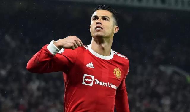 Manchester United defterini kapattı! Ronaldo, 4 dünya devinden birine imza atacak