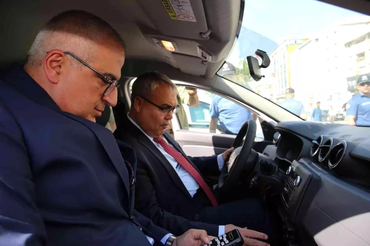 Muş Valisi Gündüzöz, emniyetin yeni araçlarını direksiyon başına geçerek kortejle tanıttı