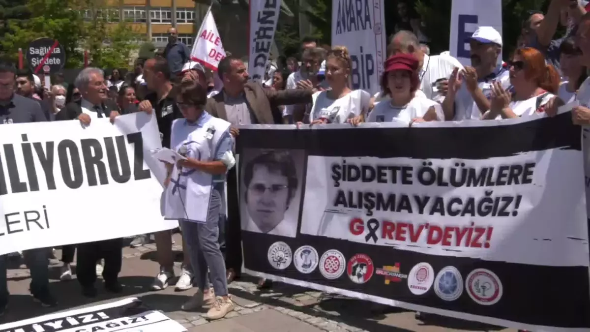 Son Dakika | Öldürülen Doktor Karakaya İçin Sağlıkçılardan Ankara'da Protesto: 'Onurlu Bir Bakan Tweet Atmazdı İstifa Ederdi, Batı'da Böyle Olur'